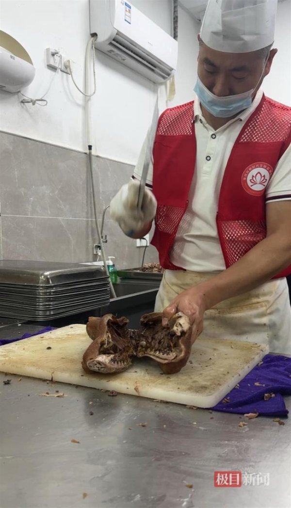 大圣策略 荣昌志愿者砍卤鹅砍到手肿 五一游客爆满