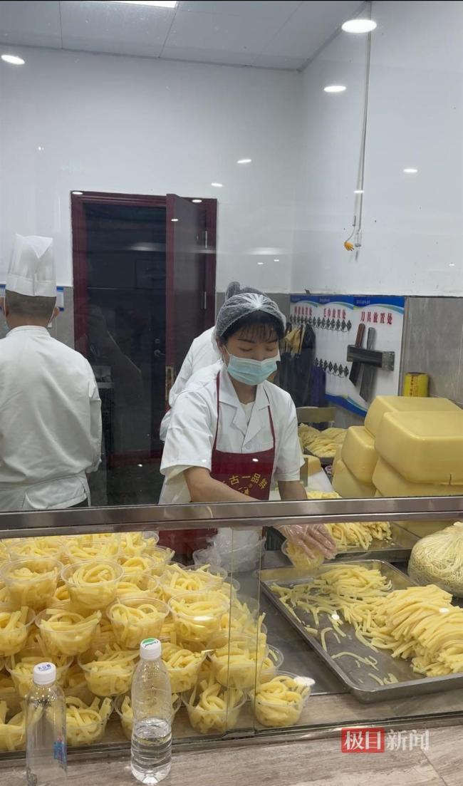 荣昌志愿者砍卤鹅砍到手肿 五一游客爆满